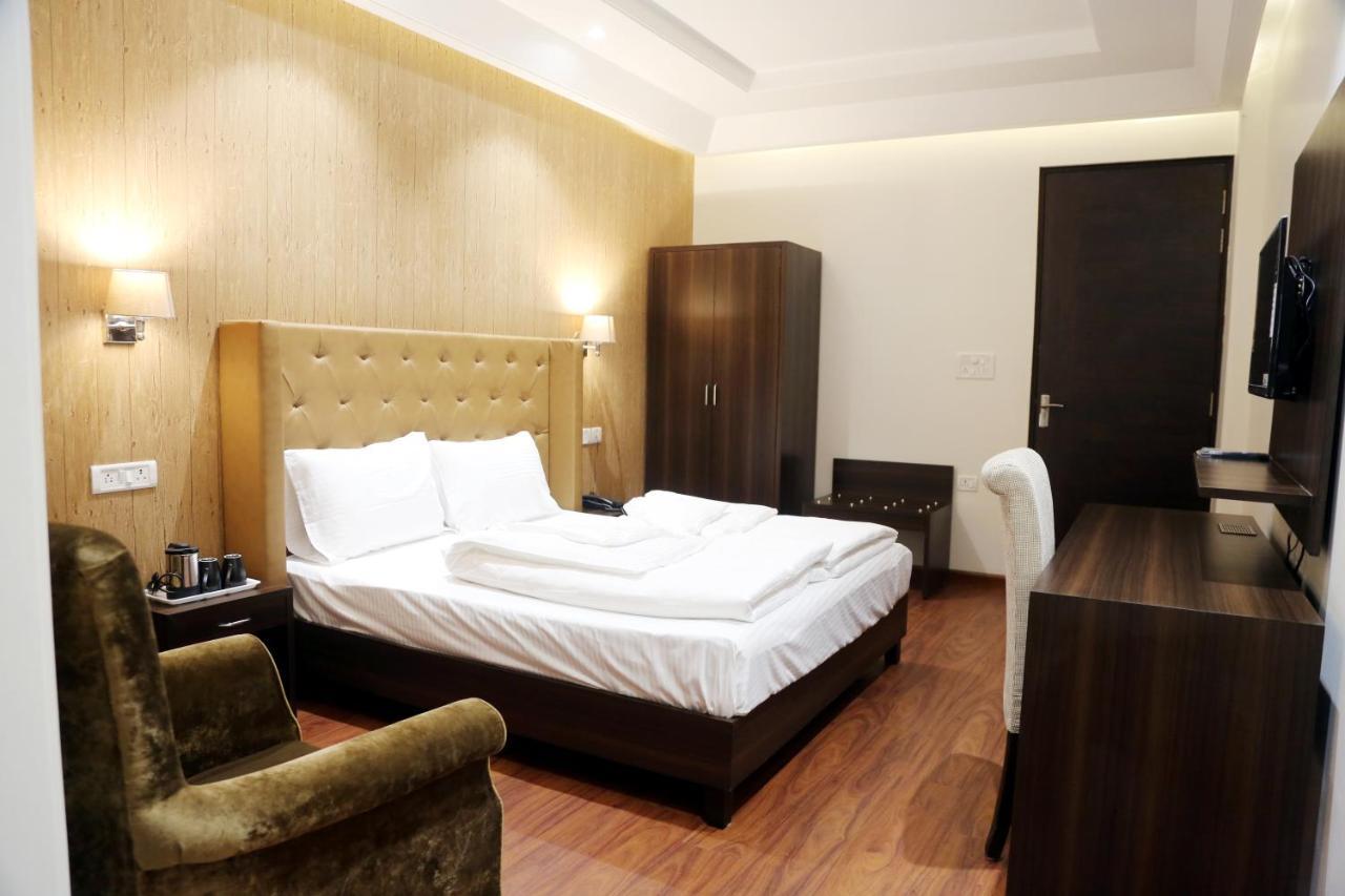 Awadh Inn Noida Exterior foto